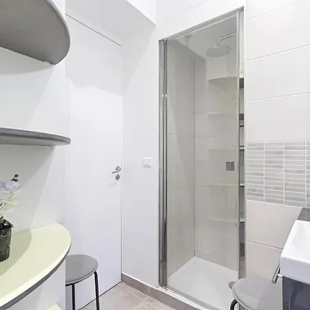 Apartment Charming 1br Batignolles *