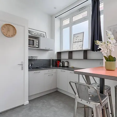 Appartement Charming 1br Batignolles Parijs